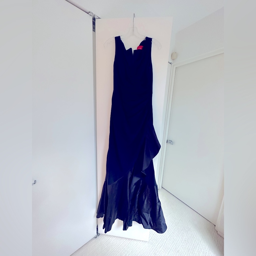 Gorgeous gown Carmen Marc Valvo